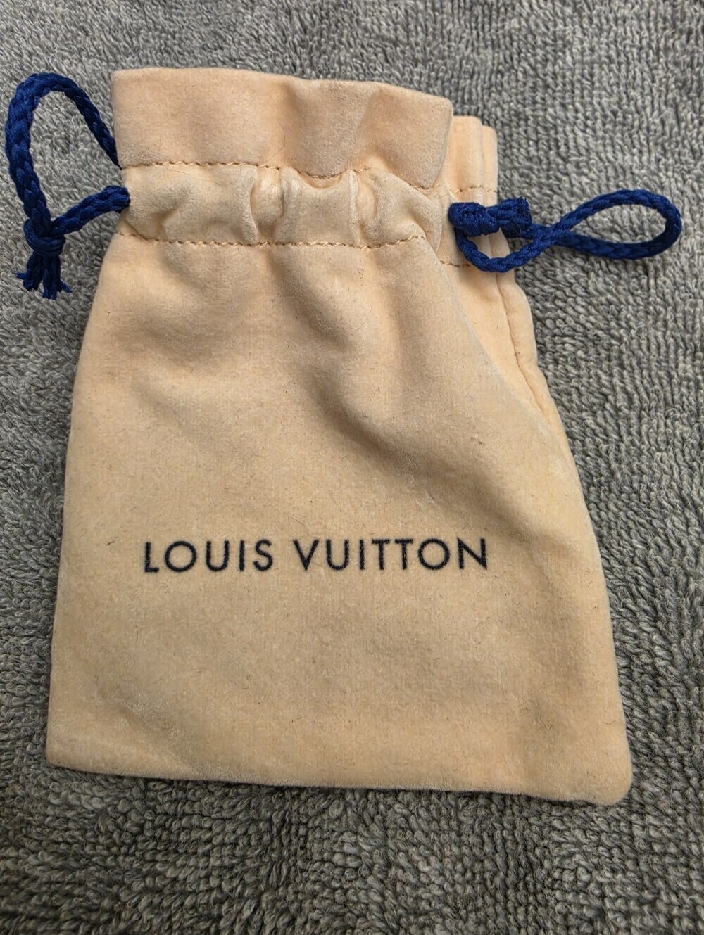 Louis Vuitton Louise Hoop Earrings - Picture 4 of 5